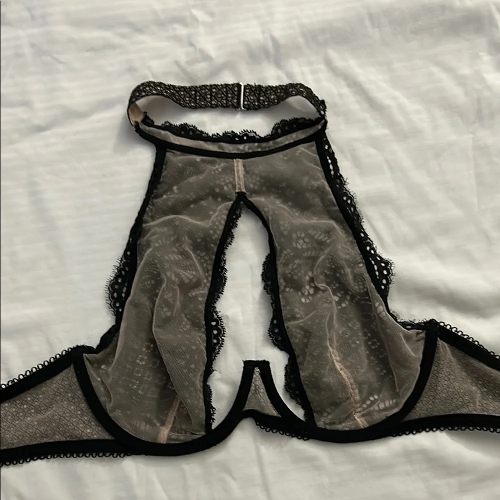 Elegant Black Lace Halter Bralette - Picture 3 of 3